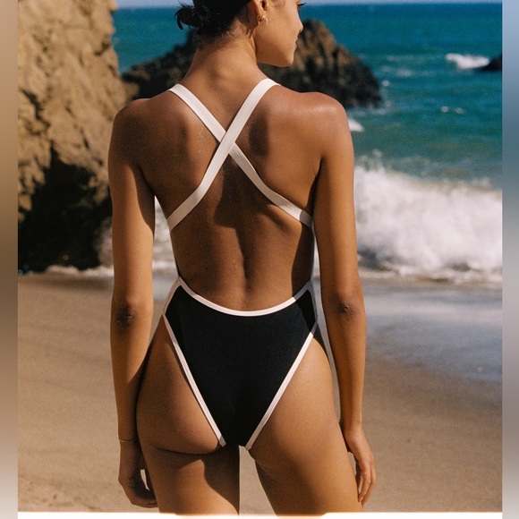 Stunning black/white L*Space Baewatch Ribbed One-Piece Swimsuit😍 - Picture 2 of 10